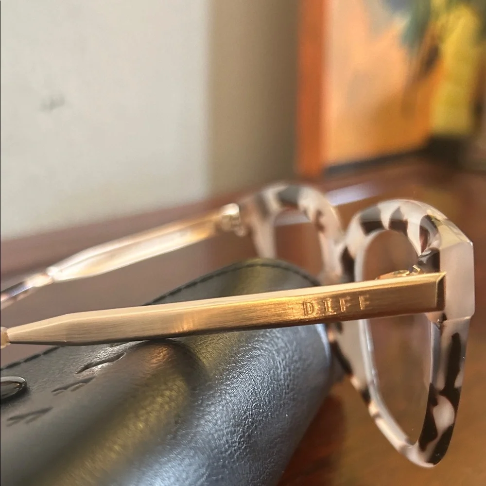 DIFF Stylish Tortoise Shell Glasses